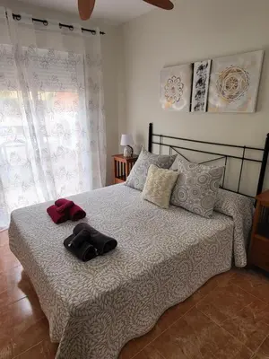 Cama o camas de una habitación en ¡Apartamento en primera línea con terraza y cerca de la piscina comunitaria!