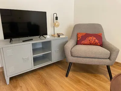 Una televisión o centro de entretenimiento en GES Homes
