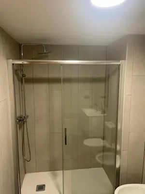 Un baño de GES Homes