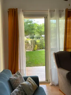 Jardín al aire libre en Luminoso y tranquilo apartamento con jardin en campo de Golf Valle del Este