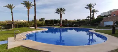 Piscina en o cerca de Luminoso y tranquilo apartamento con jardin en campo de Golf Valle del Este