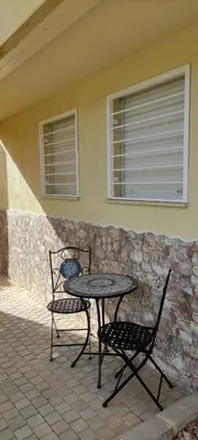Un patio o zona al aire libre en Luminoso y tranquilo apartamento con jardin en campo de Golf Valle del Este