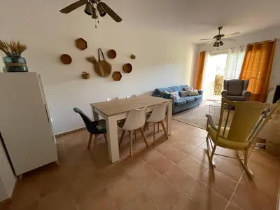 Zona de estar de Luminoso y tranquilo apartamento con jardin en campo de Golf Valle del Este