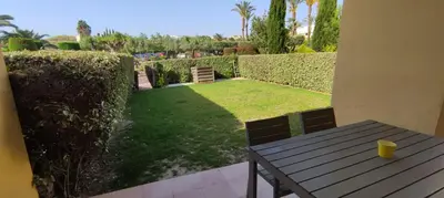 Jardín al aire libre en Luminoso y tranquilo apartamento con jardin en campo de Golf Valle del Este