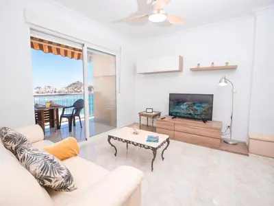Una televisión o centro de entretenimiento en Frente al Mar con Garaje y Wifi - by Aloha Palma