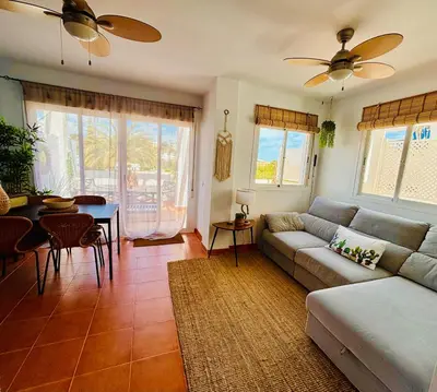 Zona de estar de 2 Bedroom Apartment with Sea Views