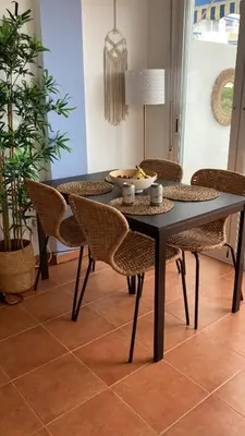 Zona de estar de 2 Bedroom Apartment with Sea Views