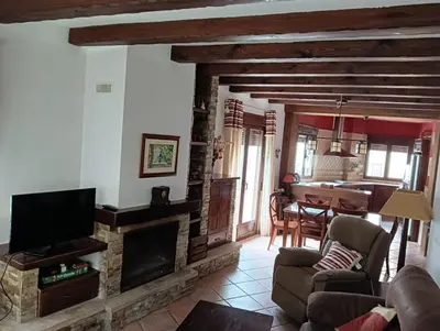 Una televisión o centro de entretenimiento en Al-Medin
