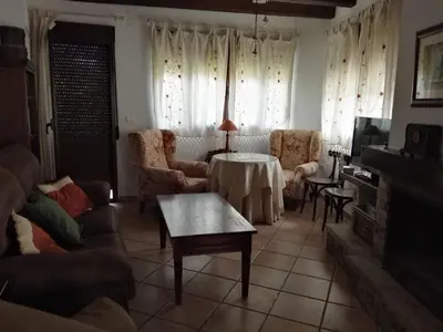 Una televisión o centro de entretenimiento en Al-Medin