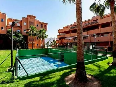 Instalaciones para jugar a tenis o squash en Villas de Almerimar Golf o alrededores