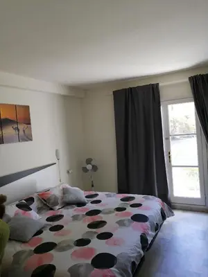 Cama o camas de una habitación en APARTAMENTO BAJO NATURISTA A PIE DE PLAYA.