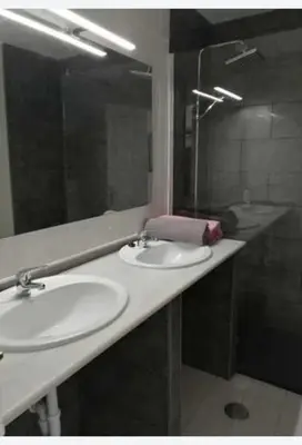 Un baño de APARTAMENTO BAJO NATURISTA A PIE DE PLAYA.