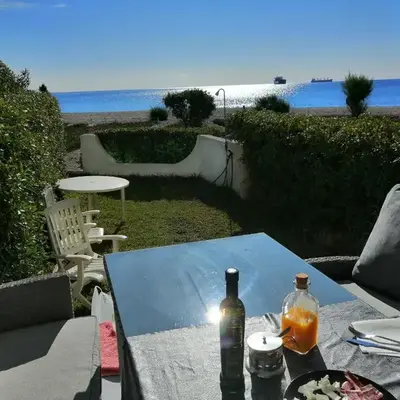 APARTAMENTO BAJO NATURISTA A PIE DE PLAYA.