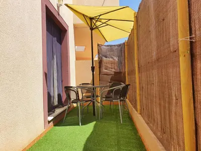 Un patio o zona al aire libre en Apartamento con Aire Acondicionado, Wifi y Parking - by Aloha Palma