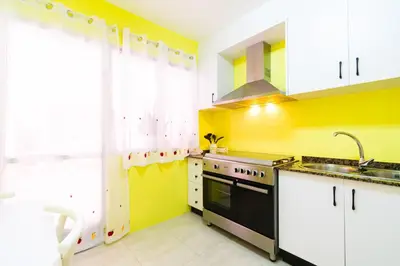 Una cocina o zona de cocina en Segunda Linea de Playa, céntrico y equipado - by Aloha Palma