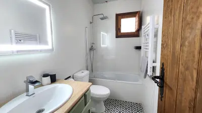 Un baño de Bakit House - Casa rural con piscina