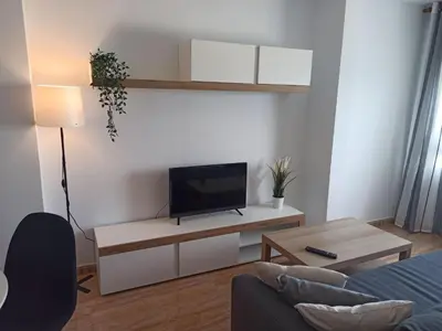 Una televisión o centro de entretenimiento en Increíble ático con vistas a la bahía de Almería
