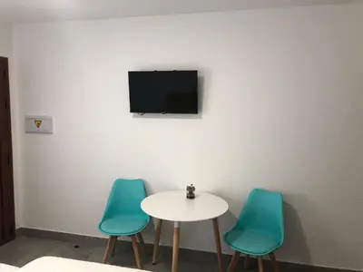 Una televisión o centro de entretenimiento en Alojamientos Tía María