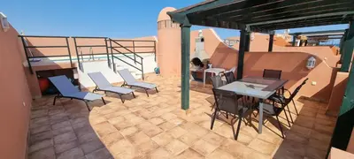 Un balcón o terraza de Homes of Spain, Apartamentos Paraiso, Ed Palmerston, Atico J a pie de Playa, piscina privada en solárium, WI-FI