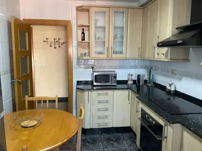 Una cocina o zona de cocina en BRISA DE PONIENTE con cochera y aire acondicionado