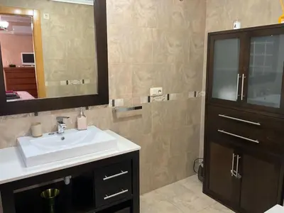 Un baño de BRISA DE PONIENTE con cochera y aire acondicionado