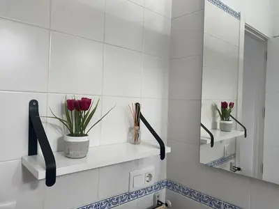 Un baño de CASA DEL PEZ Vivienda a pie de calle en Agua Amarga a 250 metros de la playa