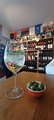 Bebidas en CASA DEL PEZ Vivienda a pie de calle en Agua Amarga a 250 metros de la playa