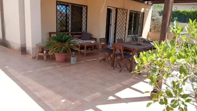 Un restaurante o sitio para comer en Habitaciones Jacaranda