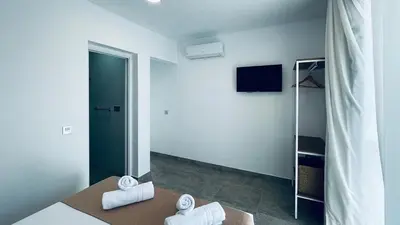 Una televisión o centro de entretenimiento en Hostal Aires del Mar