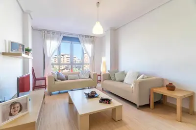 Plano de Piso 3 habitaciones, plaza de garaje privada y gratuita.