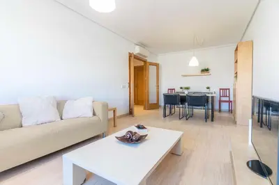 Plano de Piso 3 habitaciones, plaza de garaje privada y gratuita.