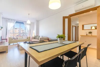 Plano de Piso 3 habitaciones, plaza de garaje privada y gratuita.