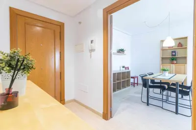 Plano de Piso 3 habitaciones, plaza de garaje privada y gratuita.