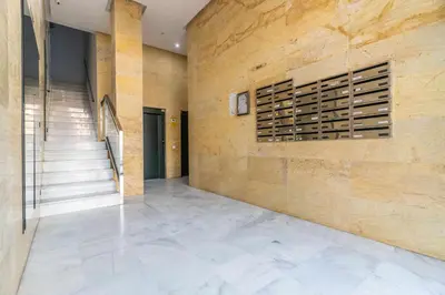 Plano de Piso 3 habitaciones, plaza de garaje privada y gratuita.