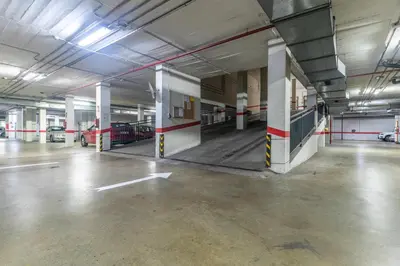 Plano de Piso 3 habitaciones, plaza de garaje privada y gratuita.