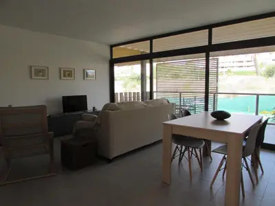 Una televisión o centro de entretenimiento en GOLF RESORT APARTMENT