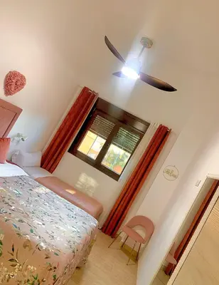 Cama o camas de una habitación en AMPLIA VIVIENDA NEW para12 pers a 4 min caminando de PLAYA con Terraza, Piscina Com, Wifi, Ventiladores de techo, Lavavajillas