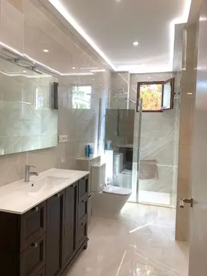 Un baño de AMPLIA VIVIENDA NEW para12 pers a 4 min caminando de PLAYA con Terraza, Piscina Com, Wifi, Ventiladores de techo, Lavavajillas