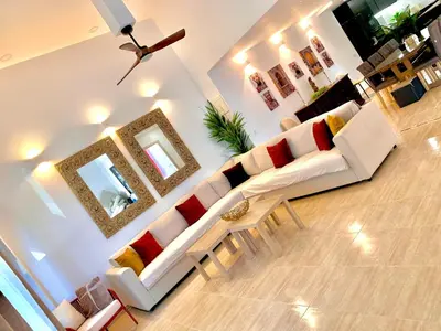 Zona de estar de AMPLIA VIVIENDA NEW para12 pers a 4 min caminando de PLAYA con Terraza, Piscina Com, Wifi, Ventiladores de techo, Lavavajillas