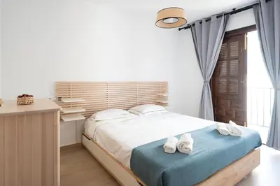 Cama o camas de una habitación en Lovely 1- bedroom rental with pool, close to the beach