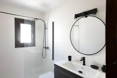 Un baño de Lovely 1- bedroom rental with pool, close to the beach