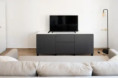 Una televisión o centro de entretenimiento en Lovely 1- bedroom rental with pool, close to the beach