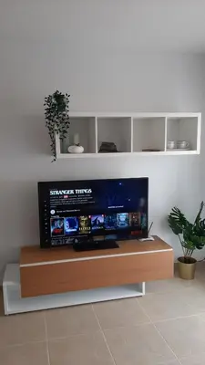 Una televisión o centro de entretenimiento en Sea View