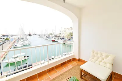 Zona de estar de Expoholidays - Puerto Deportivo La Goleta