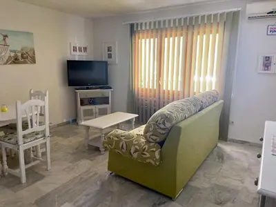 Una televisión o centro de entretenimiento en Jardines Tropicales vera playa