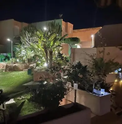 Jardín al aire libre en Casa adosada con piscina a 5 minutos de la playa .