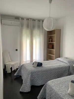 Cama o camas de una habitación en Casa adosada con piscina a 5 minutos de la playa .