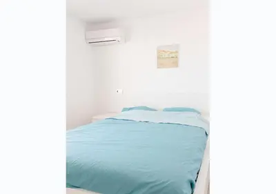Cama o camas de una habitación en Zeezicht appartement aan het strand, 2 slaapkamers, airco