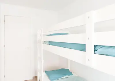 Litera o literas de una habitación en Zeezicht appartement aan het strand, 2 slaapkamers, airco