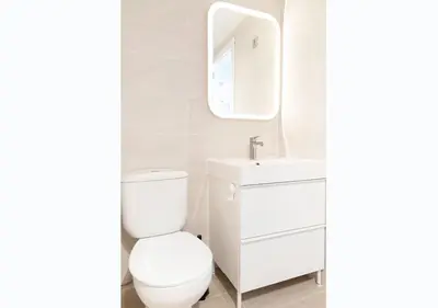 Un baño de Zeezicht appartement aan het strand, 2 slaapkamers, airco